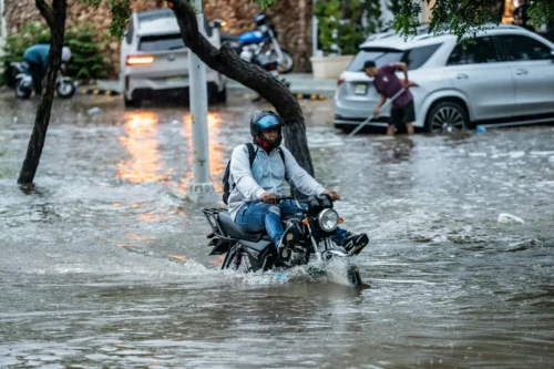 Gujarat Heavy Rains Flash Floods: 5 Dead in Surat as Catastrophic Monsoon Inundates Southern Districts and Paralyzes Infrastructure