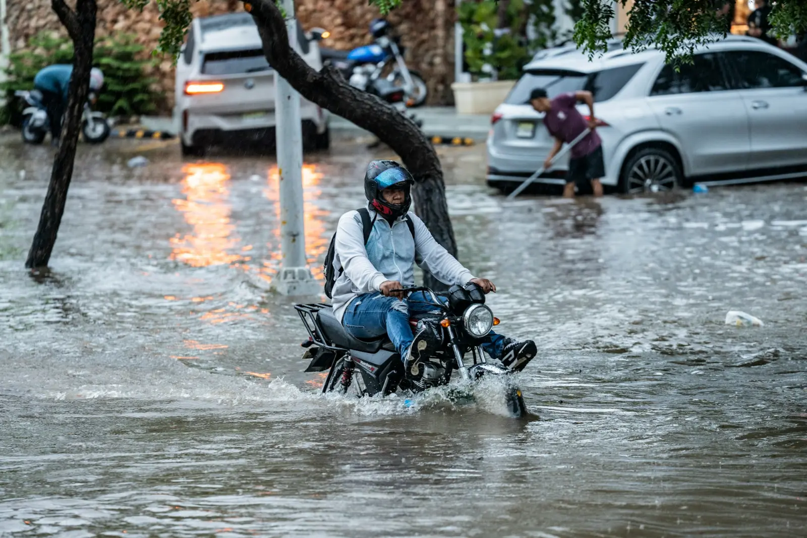 Gujarat Heavy Rains Flash Floods: 5 Dead in Surat as Catastrophic Monsoon Inundates Southern Districts and Paralyzes Infrastructure